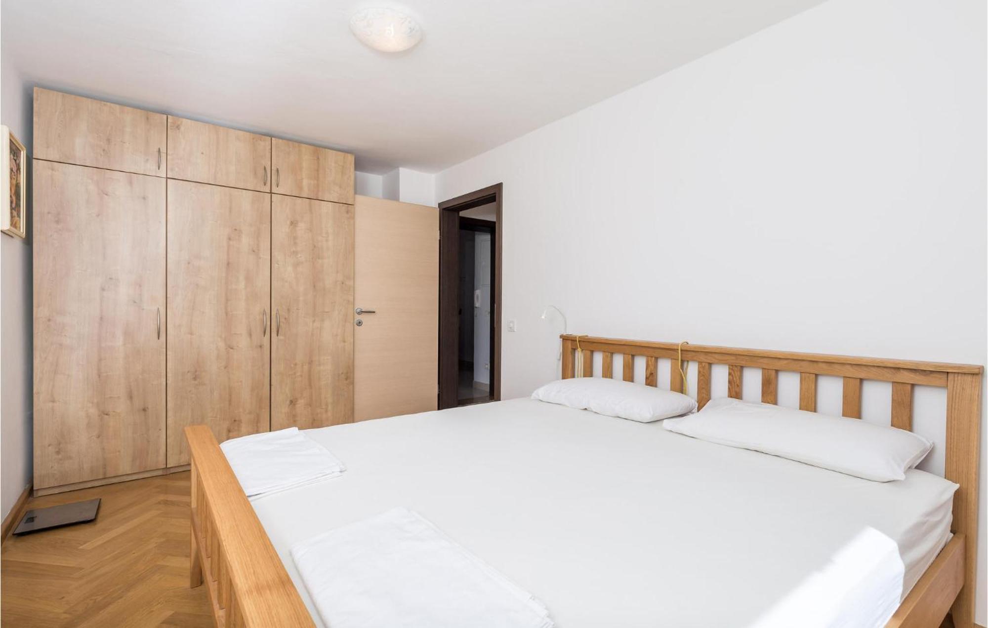 2 Bedroom Awesome Apartment In Veli Lošinj Exterior foto