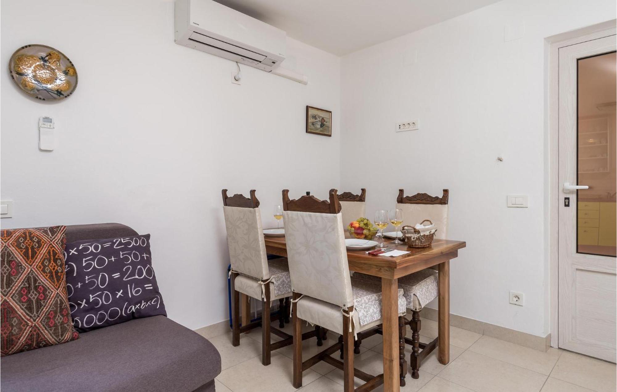 2 Bedroom Awesome Apartment In Veli Lošinj Exterior foto