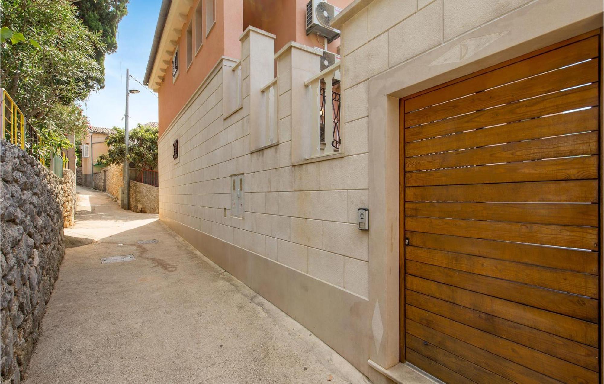 2 Bedroom Awesome Apartment In Veli Lošinj Exterior foto